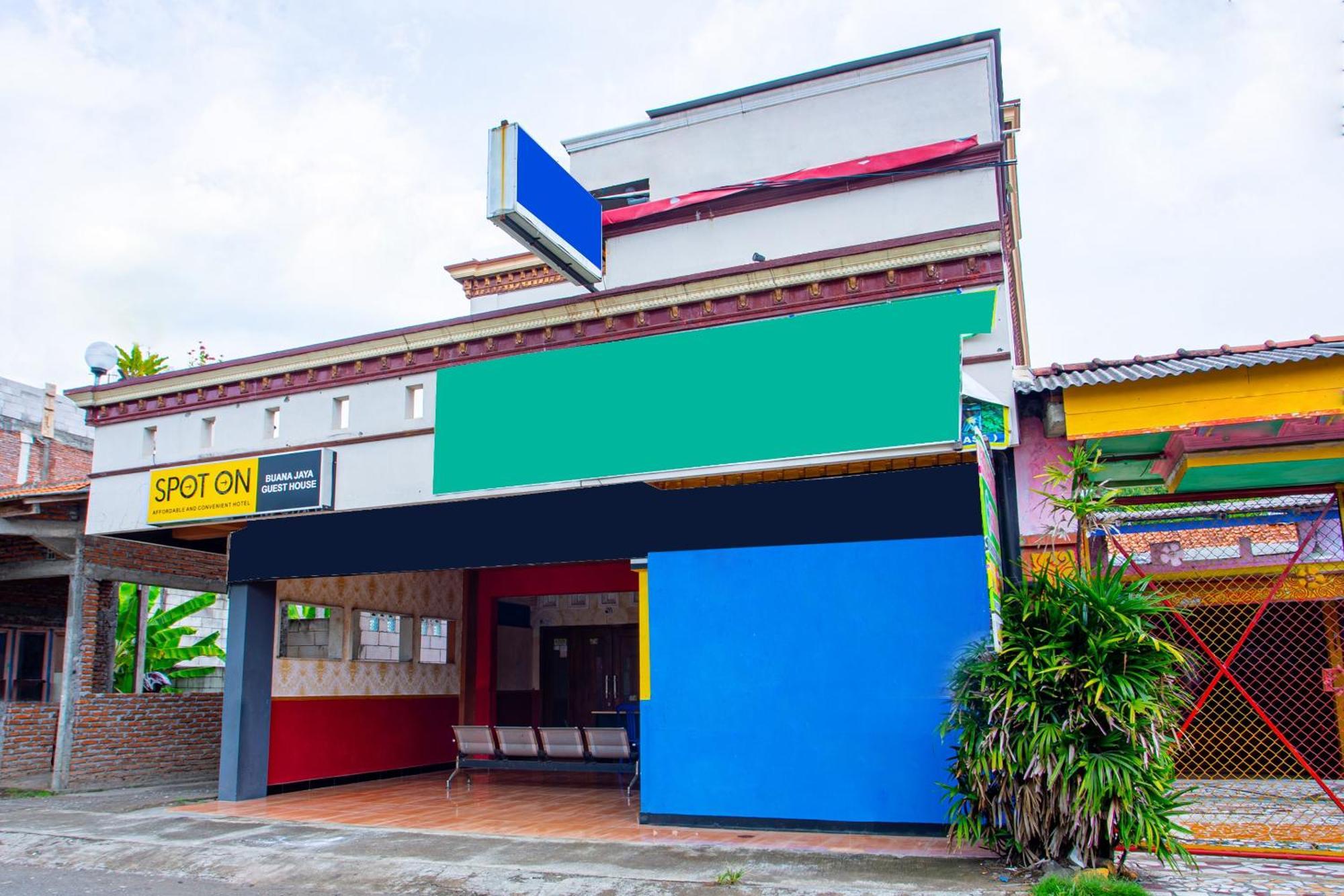 Spot On 2473 Buana Jaya Guest House Cilacap Exterior foto